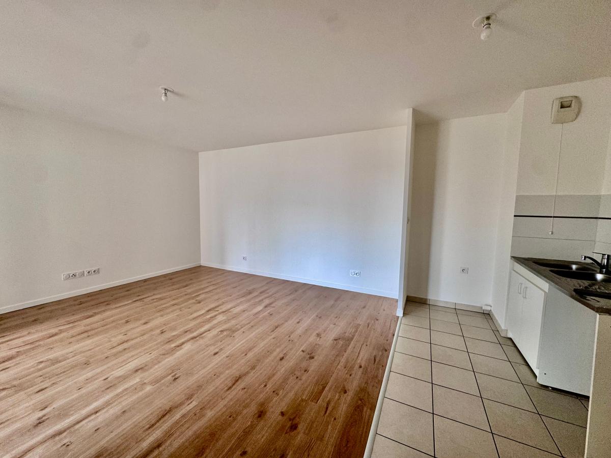 2 pièces - 2ème étage - 46m² - 930,90 € - Photo #2