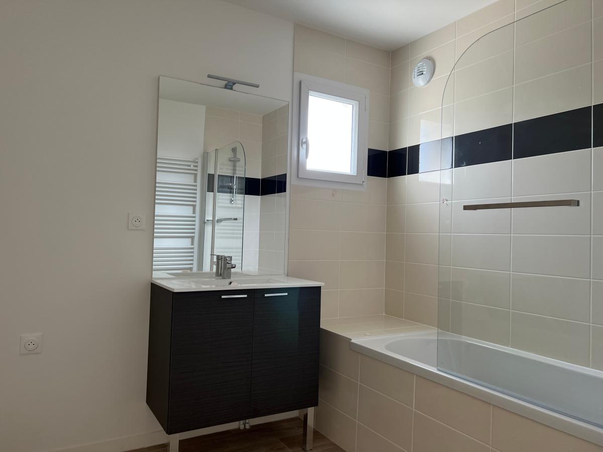 
																																							3 pièces - 
																																						RDC - 68m² - 967,50 € - Photo #3