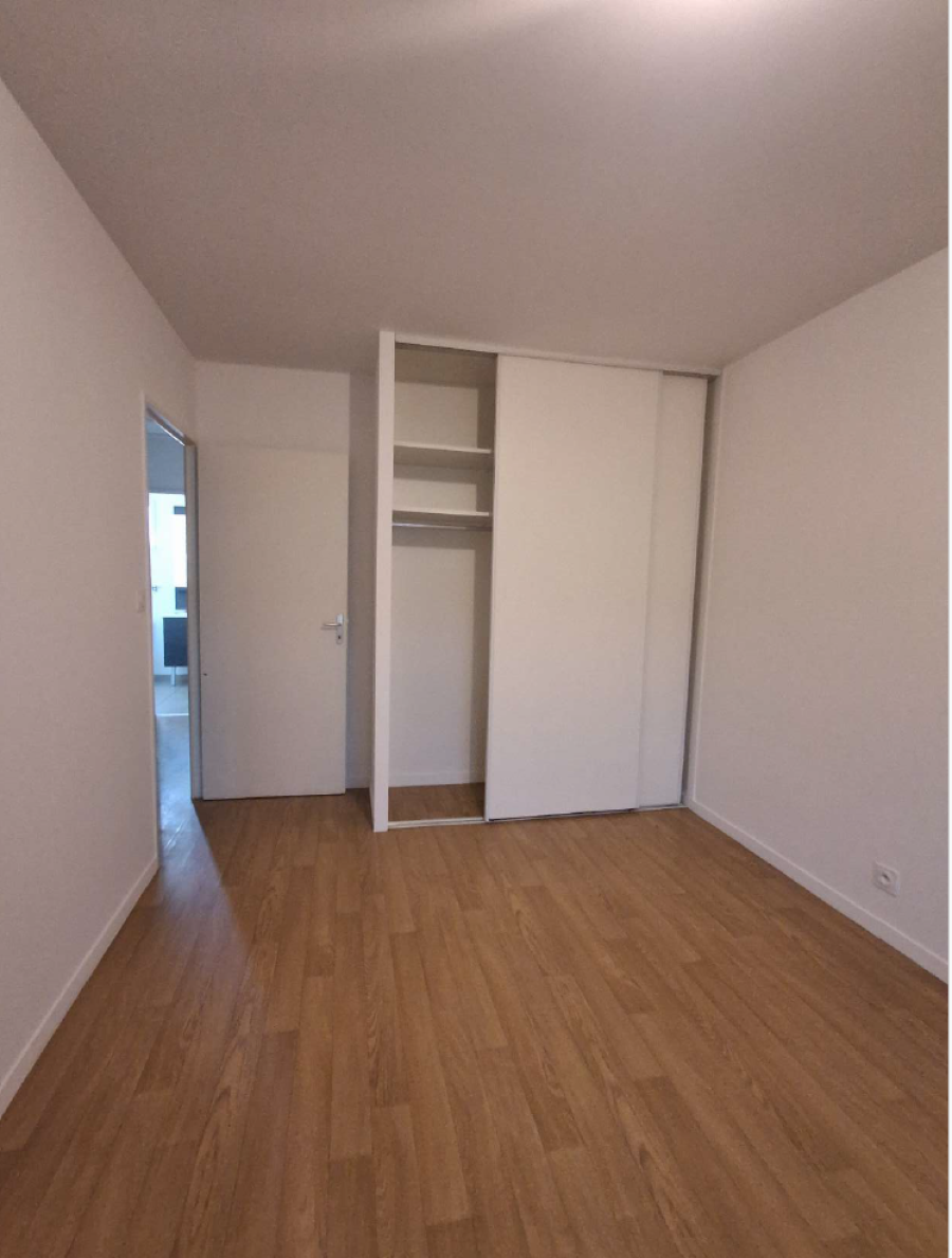 
																																							5 pièces - 
																																						RDC - 107m² - 1 180,98 € - Photo #7