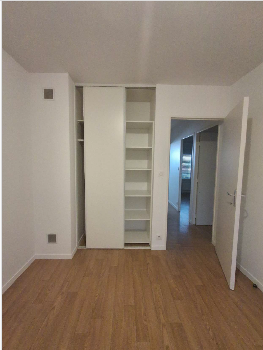 
																																							4 pièces - 
																																						RDC - 91m² - 1 049,98 € - Photo #1