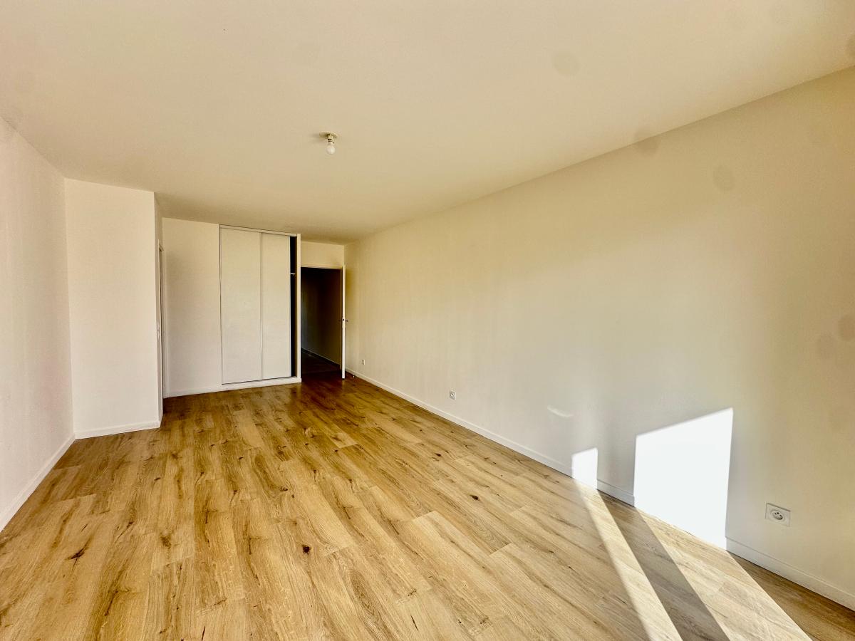 
																																							3 pièces - 
																																						3ème étage - 64m² - 1 254,44 € - Photo #2