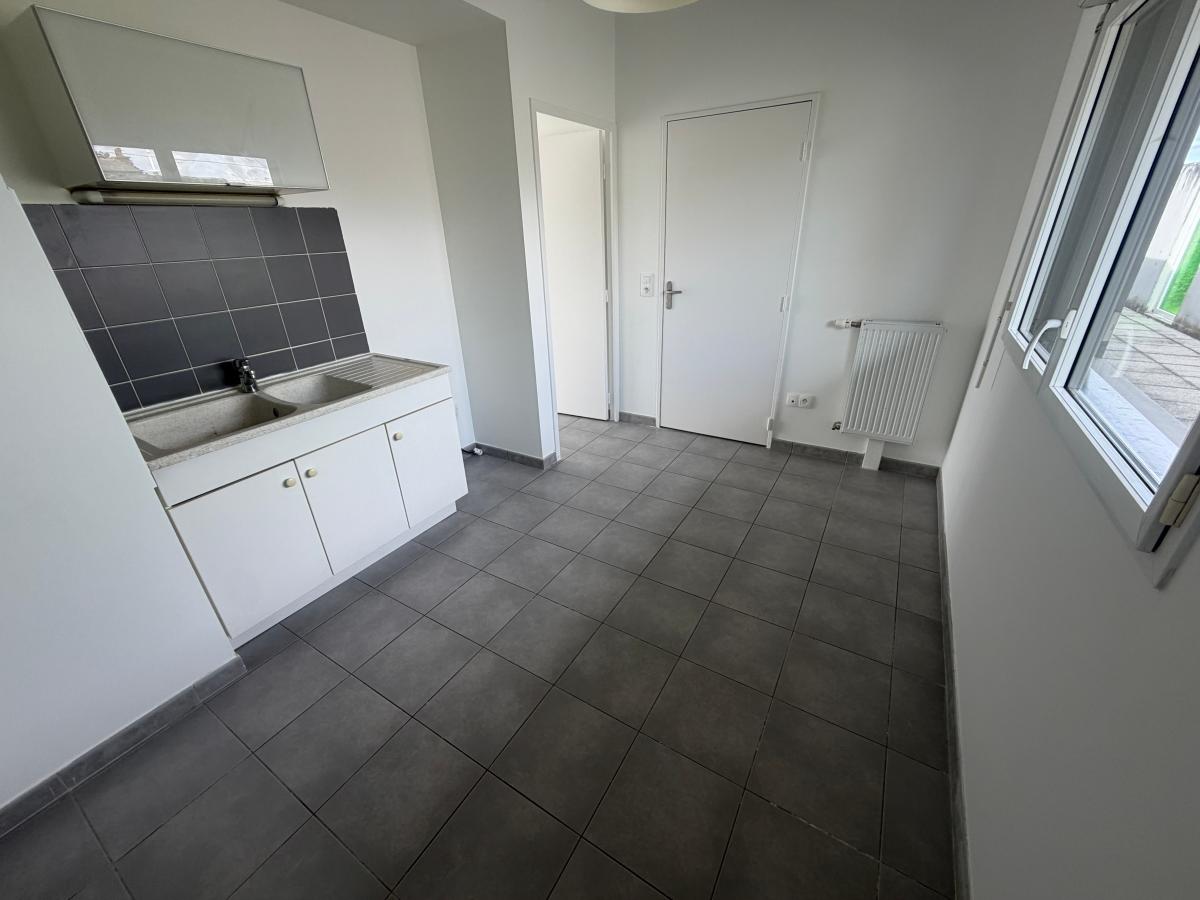 4 pièces - 1er étage - 92m² - 883,20 € - Photo #1