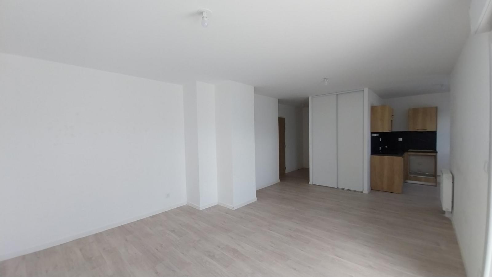 3 pièces - 4ème étage - 67m² - 820,96 € - Photo #2