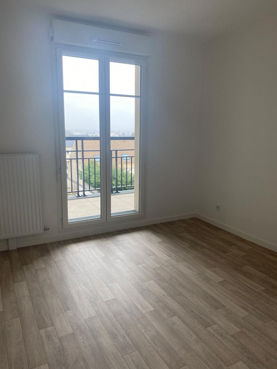 3 pièces -
4ème étage - 61m² - 1 049,23 € - Photo #2