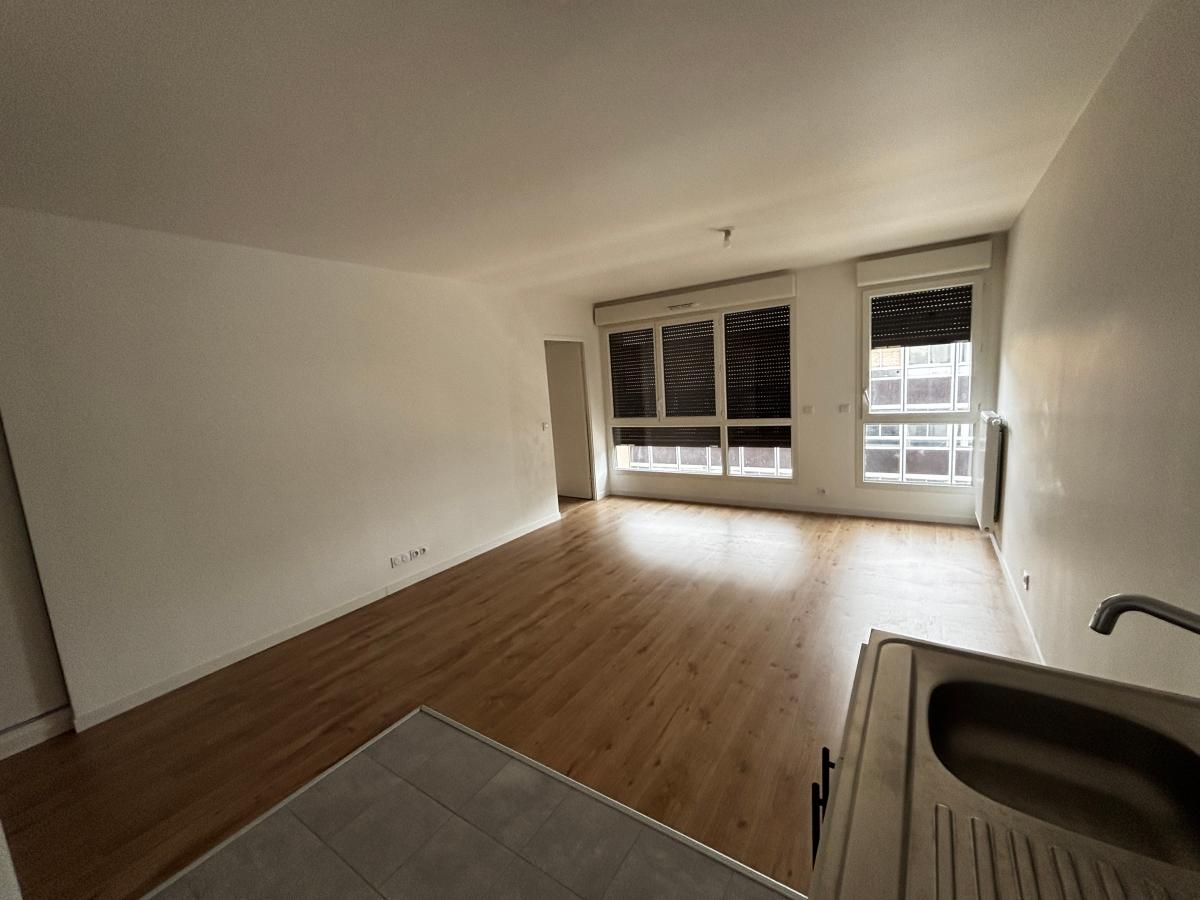 
																			1 pièce - 
																		1er étage - 32m² - 843,69 € - Photo #2