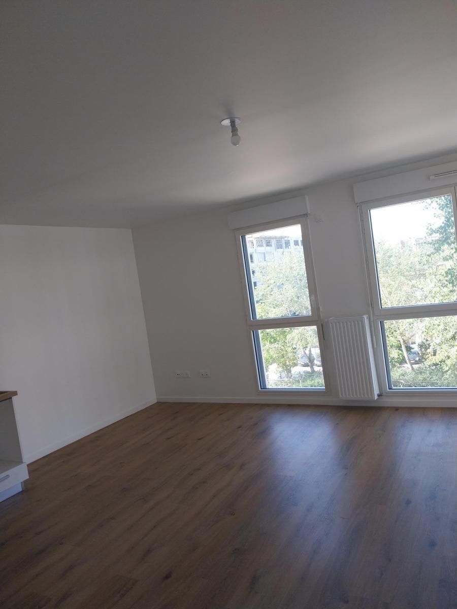 4 pièces - 5ème étage - 76m² - 1 369,49 € - Photo #3