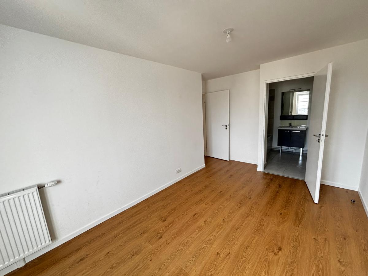 
																																							4 pièces - 
																																						1er étage - 81m² - 2 021,25 € - Photo #5