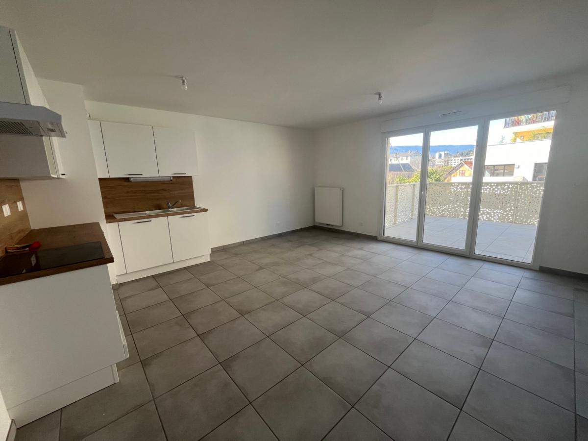 3 pièces - 1er étage - 64m² - 809,55 € - Photo #2