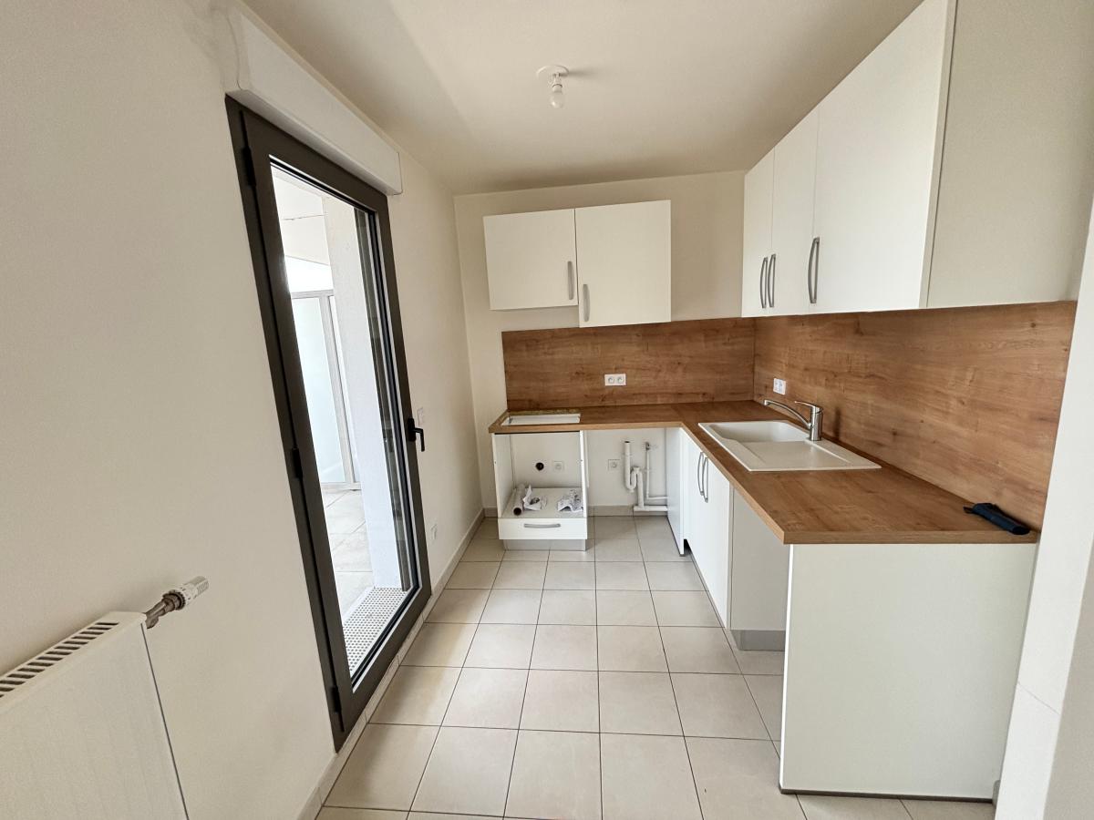 4 pièces - 4ème étage - 82m² - 1 858,64 € - Photo #2