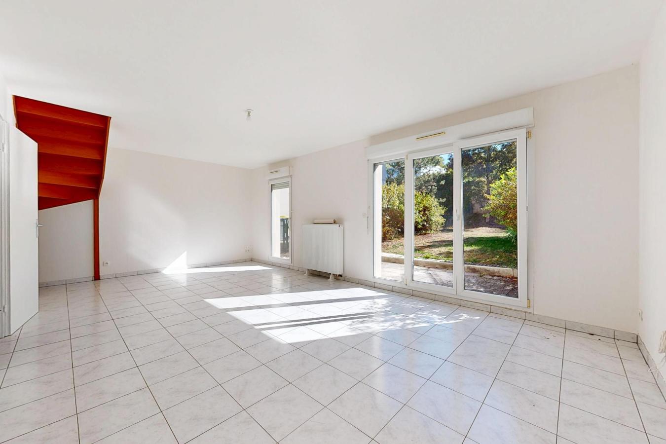 5 pièces - RDC - 106m² - 1 401,59 € - Photo #2