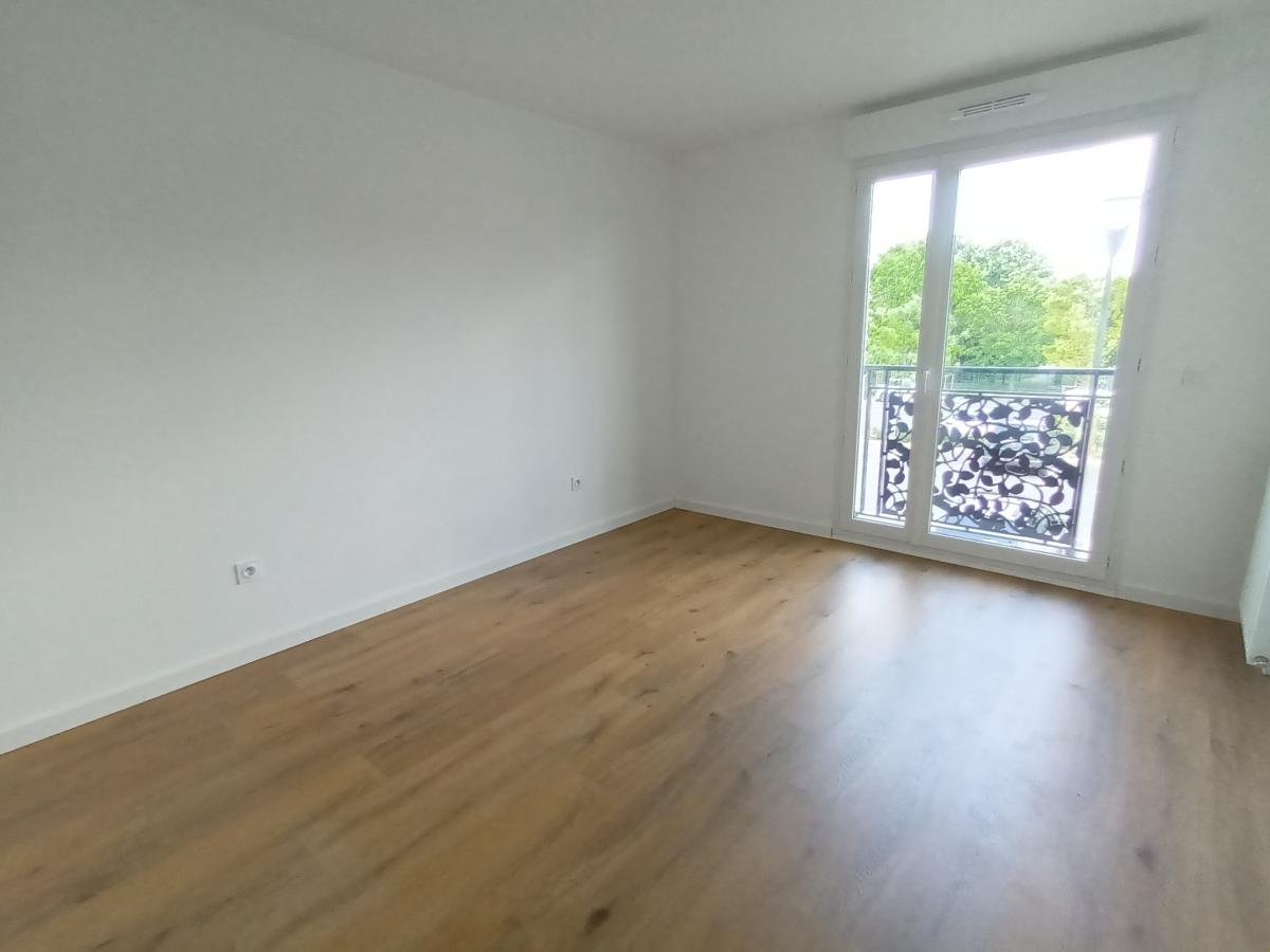 
																																							3 pièces - 
																																						1er étage - 63m² - 1 059,40 € - Photo #4