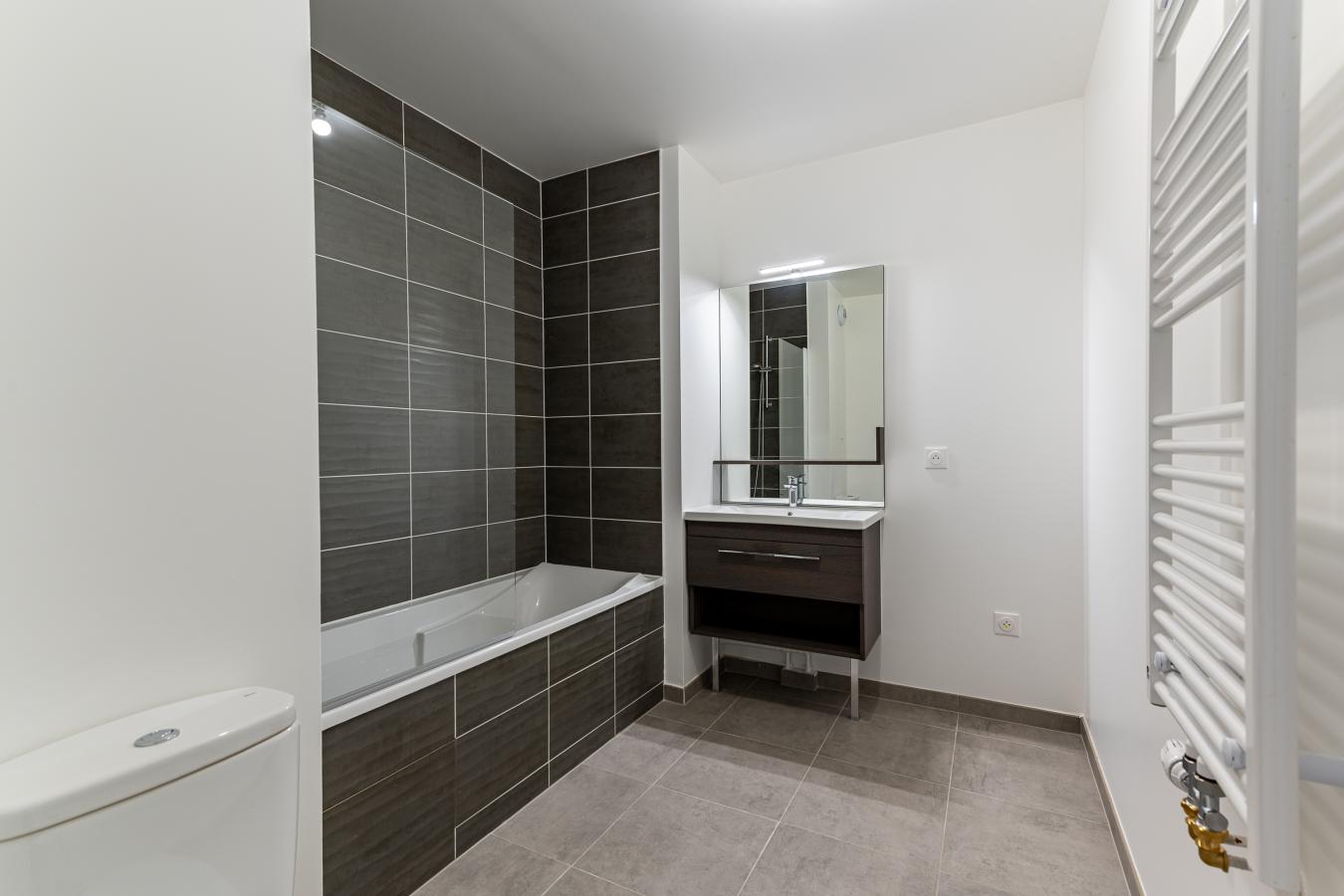 
																			5 pièces - 
																		RDC - 98m² - 1 533,74 € - Photo #6