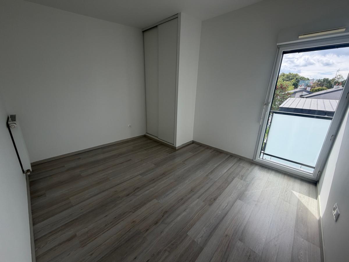4 pièces - 1er étage - 92m² - 883,20 € - Photo #6