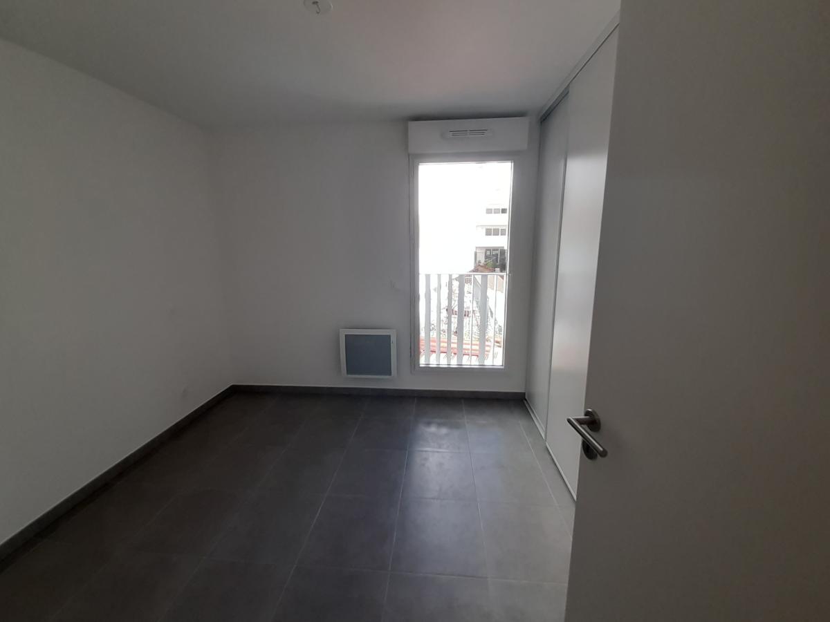 
																																							4 pièces - 
																																						1er étage - 93m² - 1 367,00 € - Photo #3