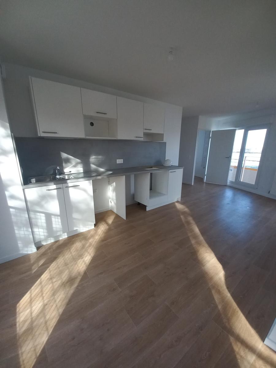 
																																							4 pièces - 
																																						1er étage - 97m² - 1 251,25 € - Photo #3