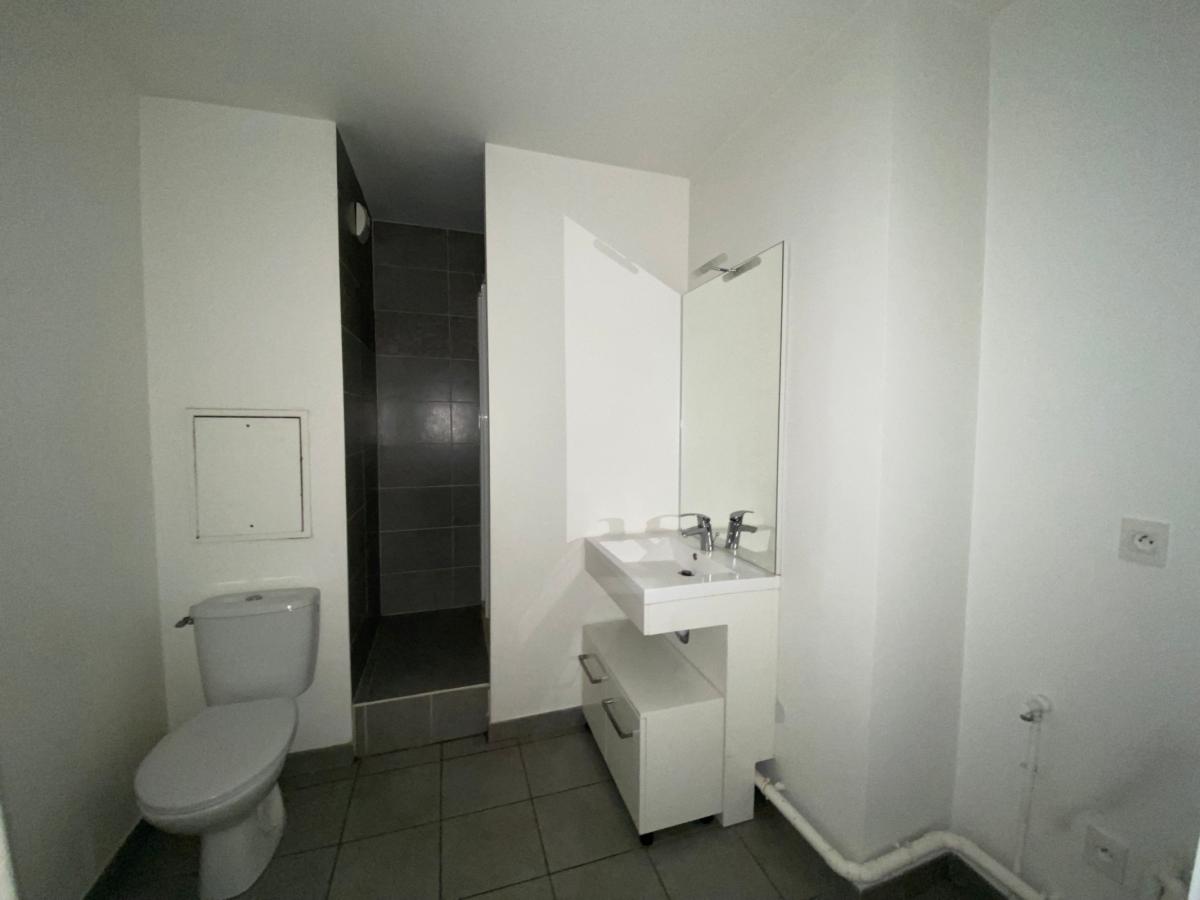 
																																							1 pièce - 
																																						4ème étage - 31m² - 606,90 € - Photo #2