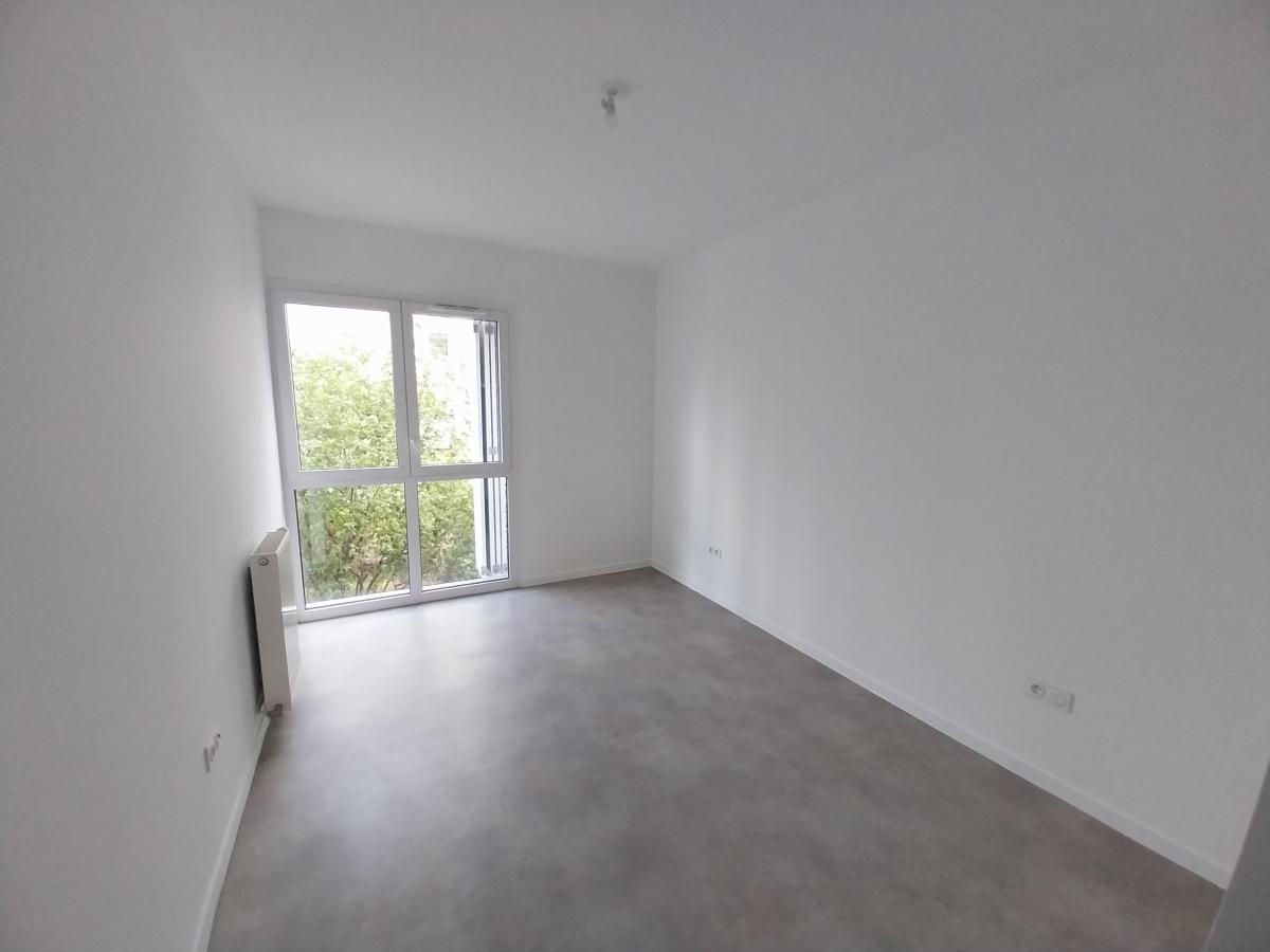 
																																							4 pièces - 
																																						1er étage - 92m² - 2 132,45 € - Photo #7