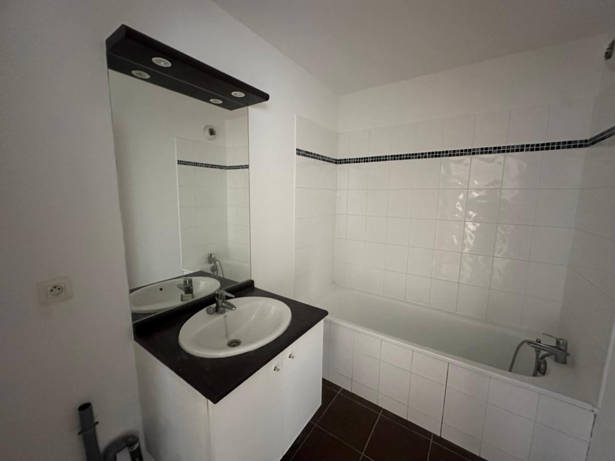 
																																							3 pièces - 
																																						3ème étage - 74m² - 854,74 € - Photo #4