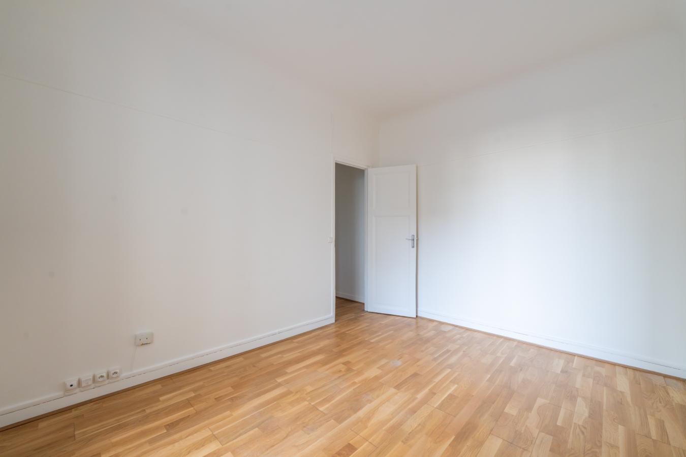 1 pièce - RDC - 240 000 € - Photo #2
