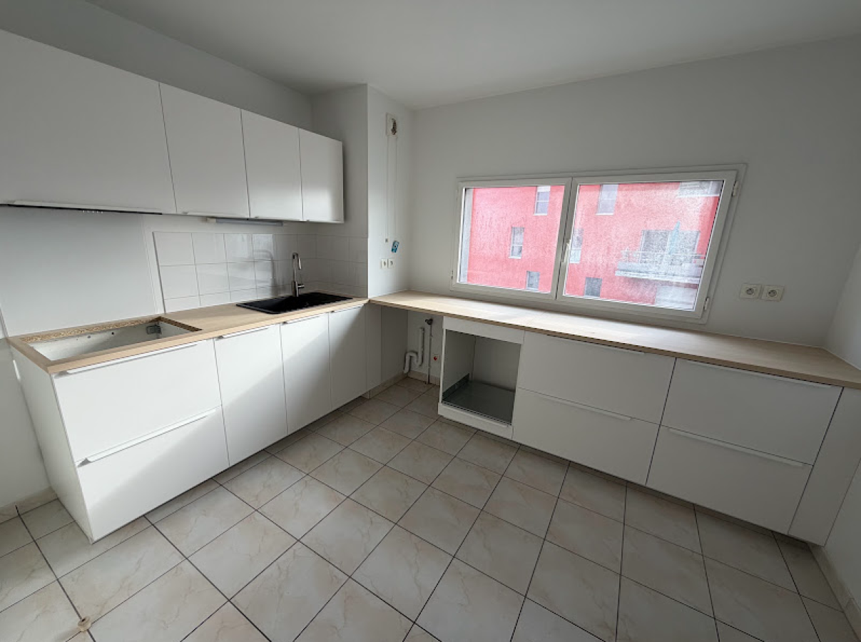 4 pièces - 5ème étage - 93m² - 1 185,00 € - Photo #1