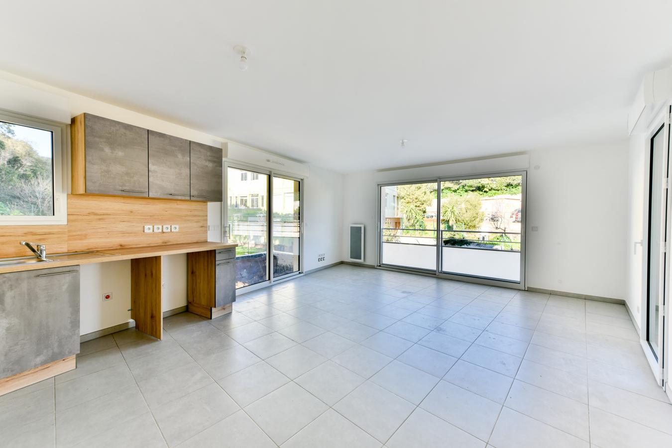
																																							3 pièces - 
																																						RDC - 69m² - 1 341,48 € - Photo #2