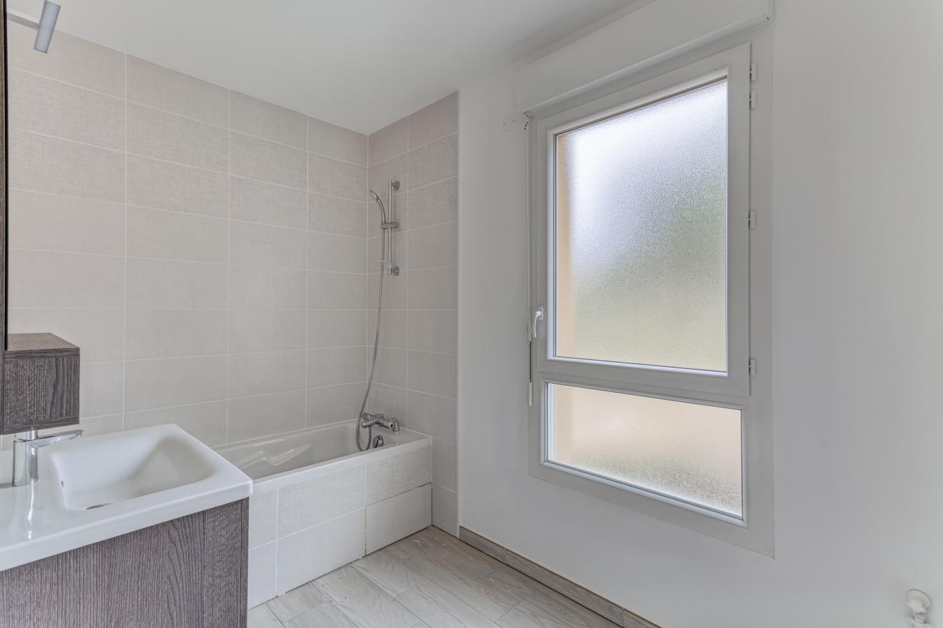 
																																							4 pièces - 
																																						1er étage - 84m² - 1 176,03 € - Photo #2