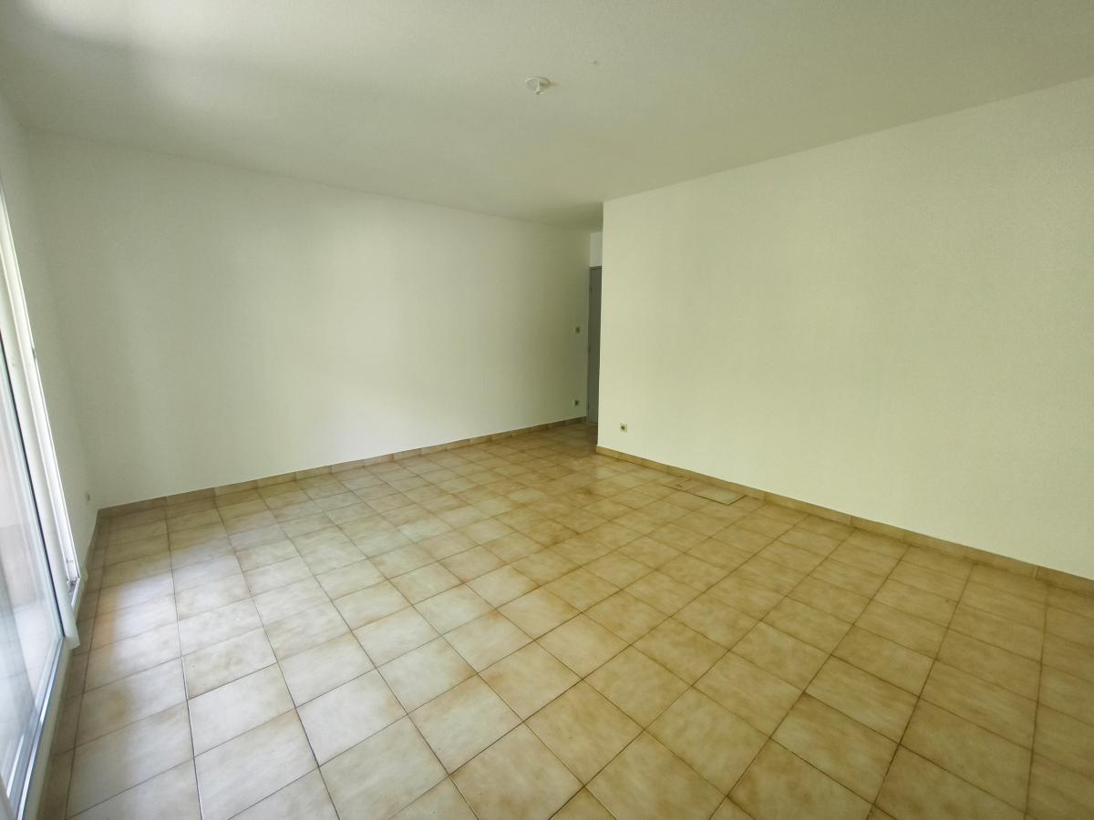 
																																							3 pièces - 
																																						3ème étage - 70m² - 69 000 € - Photo #3