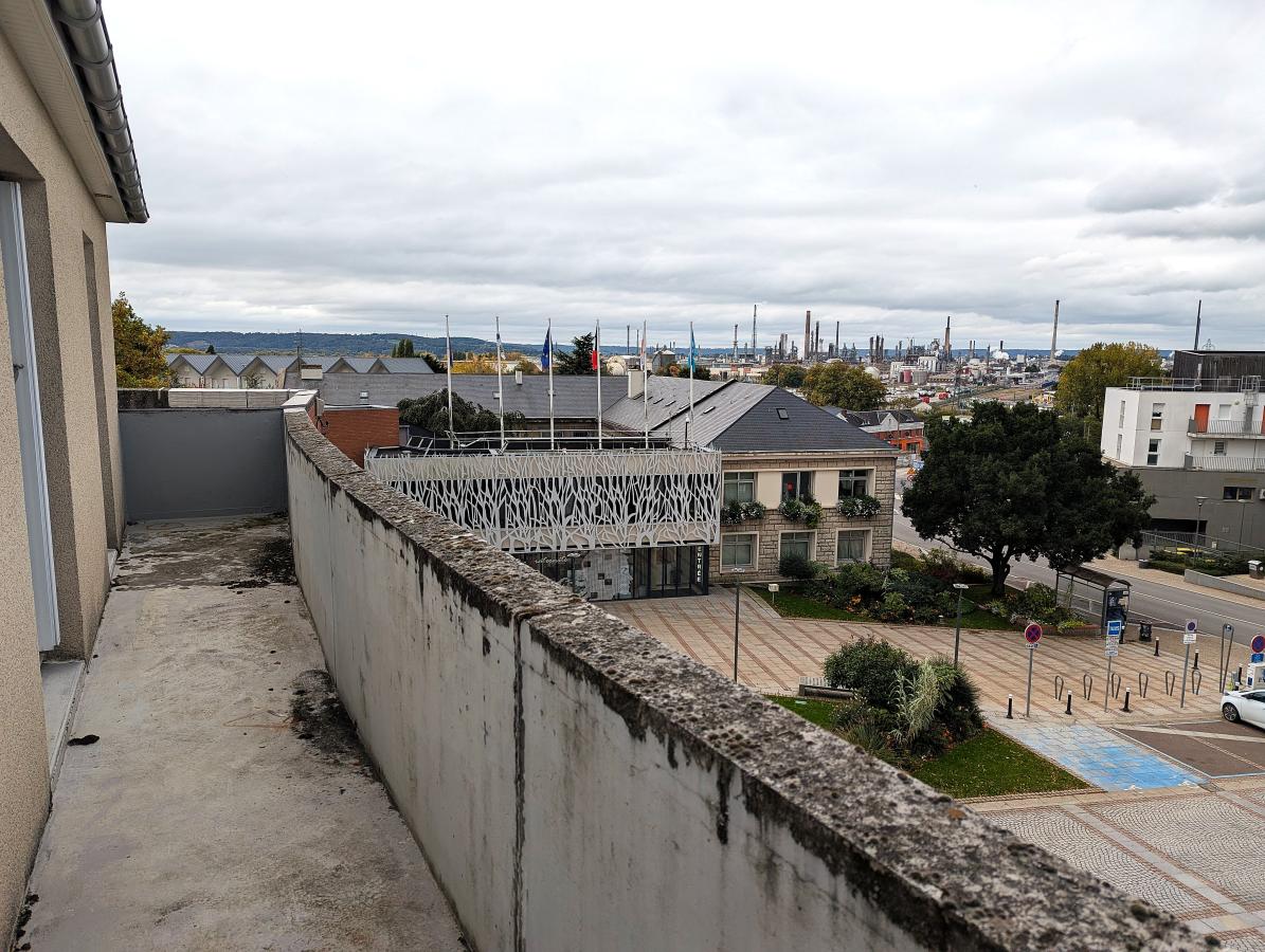 
																																							4 pièces - 
																																						3ème étage - 85m² - 105 000 € - Photo #2