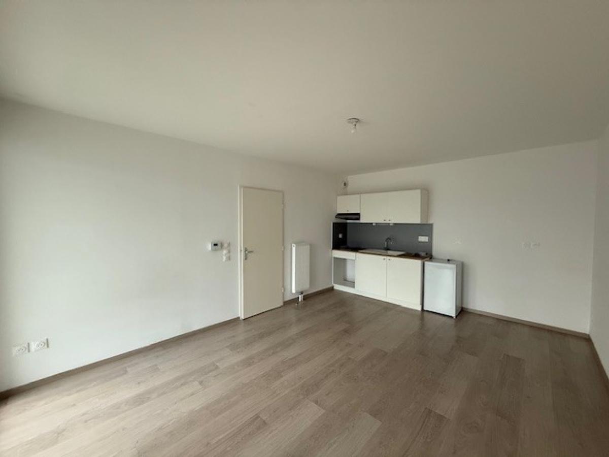 
																																							1 pièce - 
																																						RDC - 32m² - 585,68 € - Photo #2