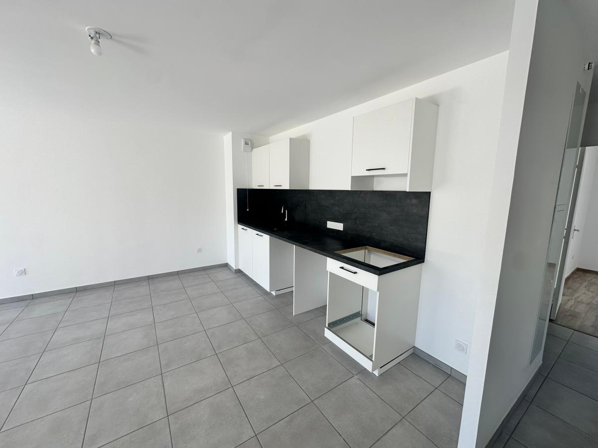 
																																							3 pièces - 
																																						4ème étage - 76m² - 880,00 € - Photo #1