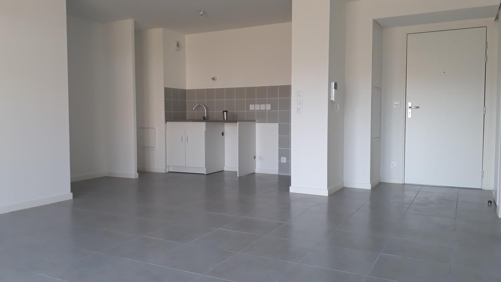 4 pièces - RDC - 79m² - 1 043,06 € - Photo #2