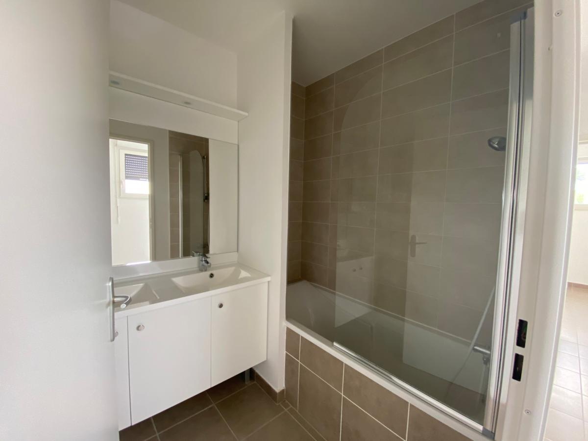 
																																							3 pièces - 
																																						RDC - 77m² - 1 057,57 € - Photo #2