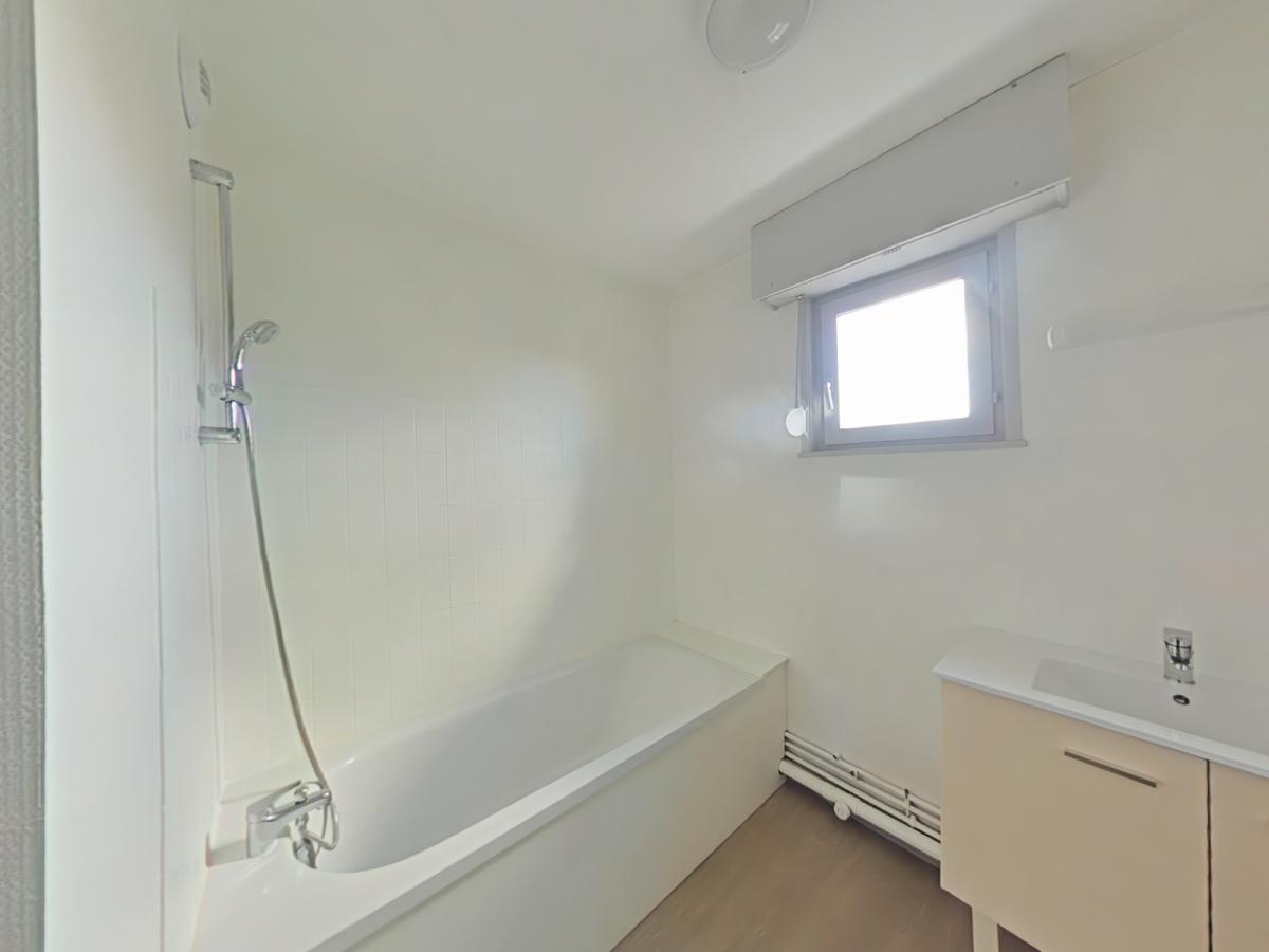 
																																							4 pièces - 
																																						1er étage - 83m² - 747,46 € - Photo #2