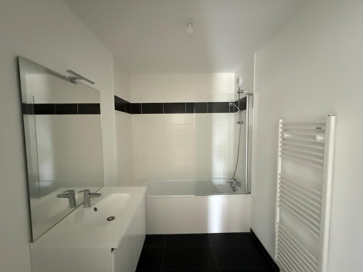 
																																							3 pièces - 
																																						3ème étage - 63m² - 738,22 € - Photo #4