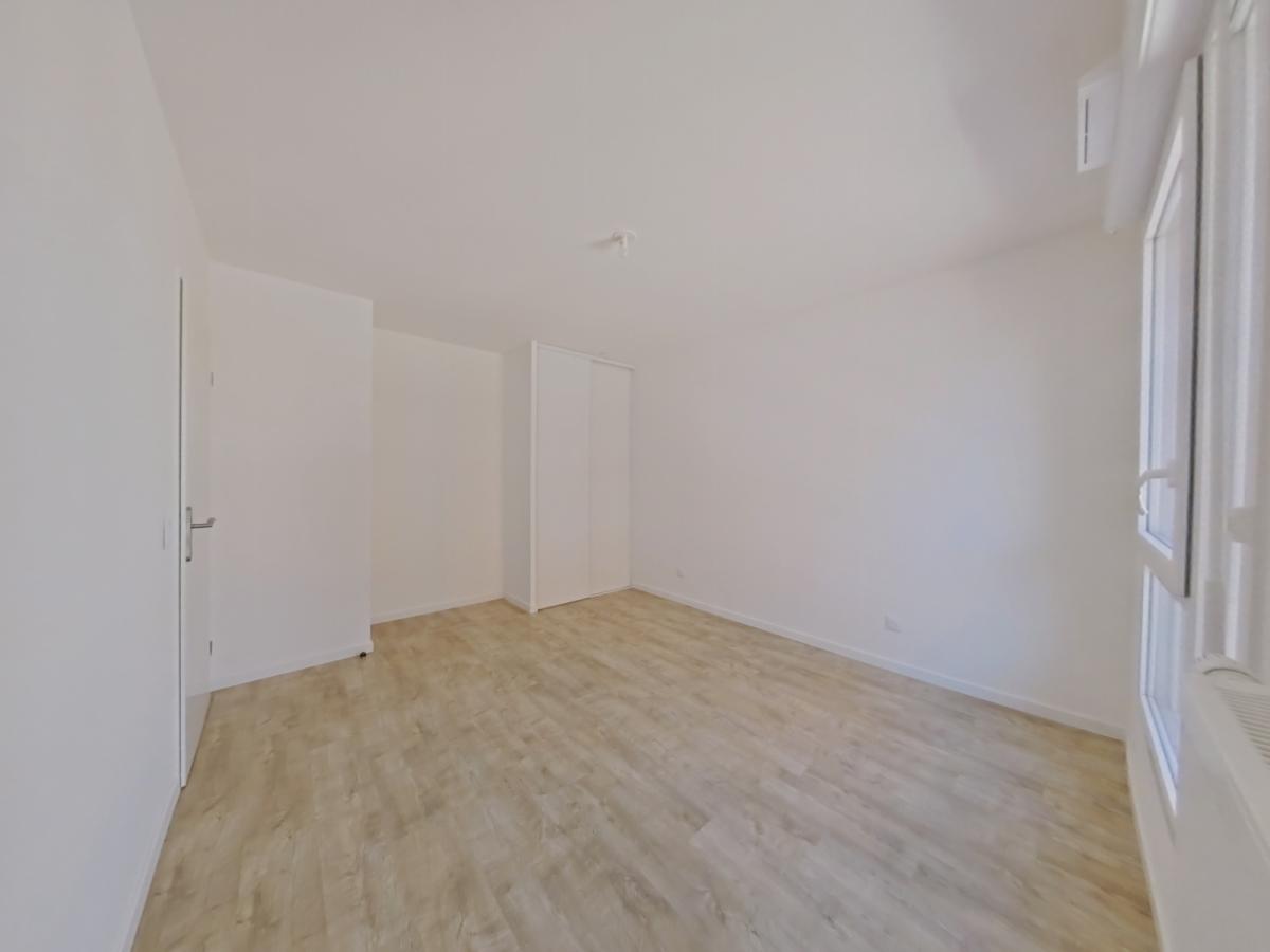 
																																							3 pièces - 
																																						1er étage - 60m² - 825,24 € - Photo #5