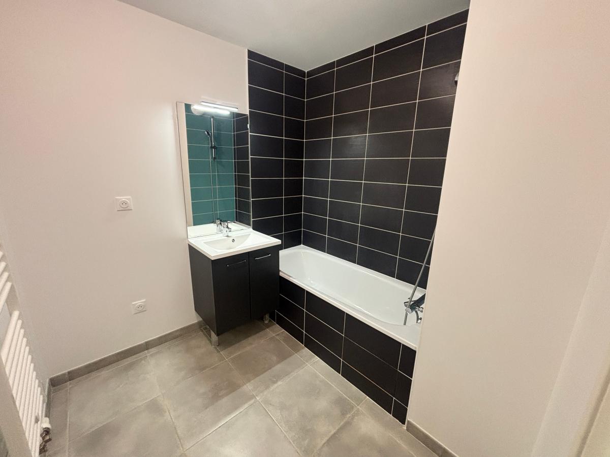 
																																							3 pièces - 
																																						1er étage - 74m² - 763,56 € - Photo #5