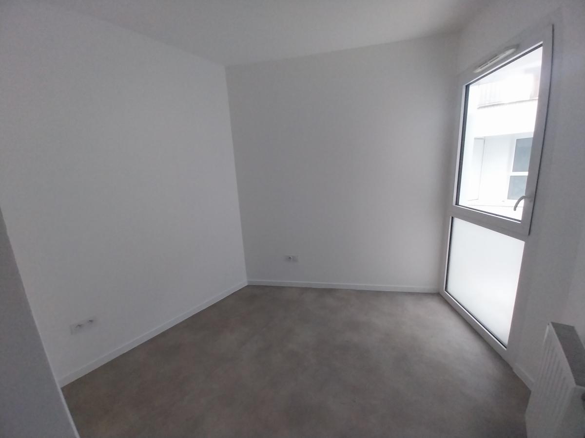 
																																							4 pièces - 
																																						1er étage - 92m² - 2 132,45 € - Photo #6