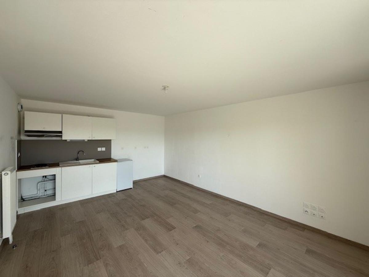 
																																							1 pièce - 
																																						RDC - 32m² - 585,21 € - Photo #2