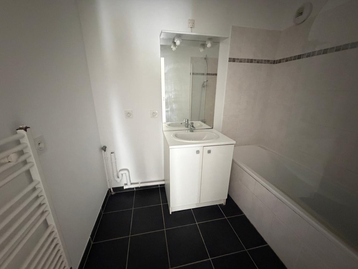 
																																							4 pièces - 
																																						1er étage - 84m² - 903,68 € - Photo #4