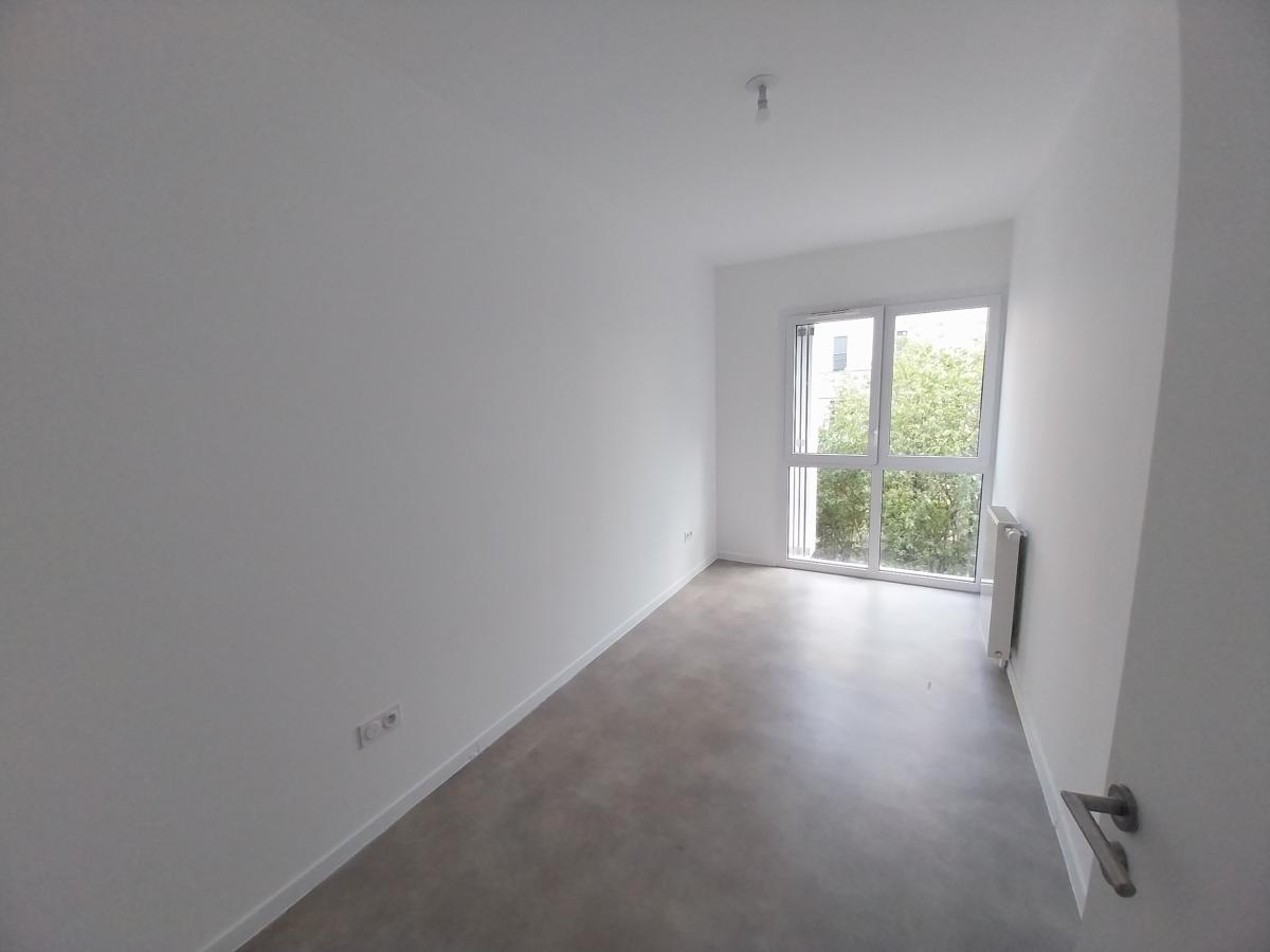 
																																							4 pièces - 
																																						1er étage - 92m² - 2 132,45 € - Photo #5