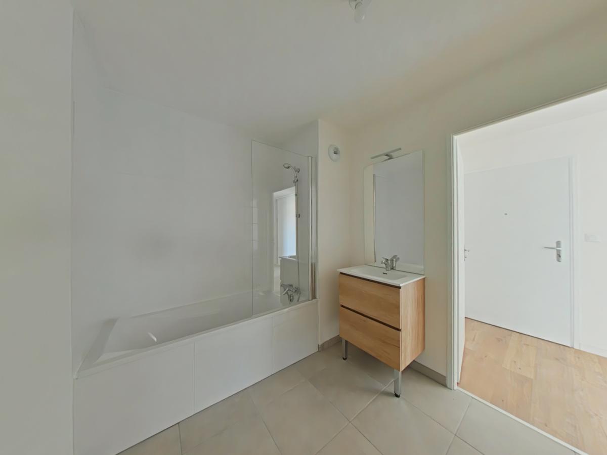 
																																							3 pièces - 
																																						1er étage - 64m² - 817,19 € - Photo #2