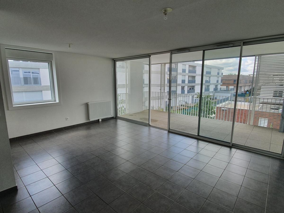 3 pièces - 1er étage - 68m² - 866,68 € - Photo #2