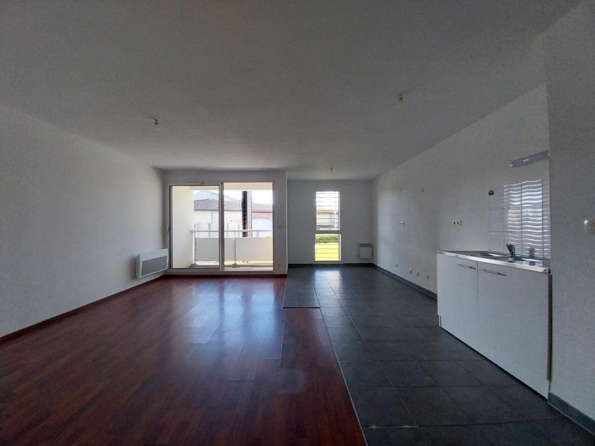 
																																							4 pièces - 
																																						1er étage - 93m² - 1 192,19 € - Photo #1