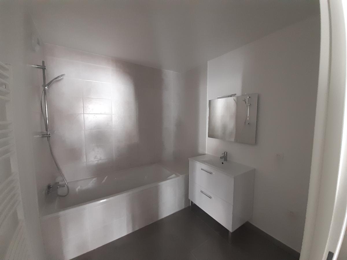 
																																							4 pièces - 
																																						1er étage - 93m² - 1 367,00 € - Photo #4