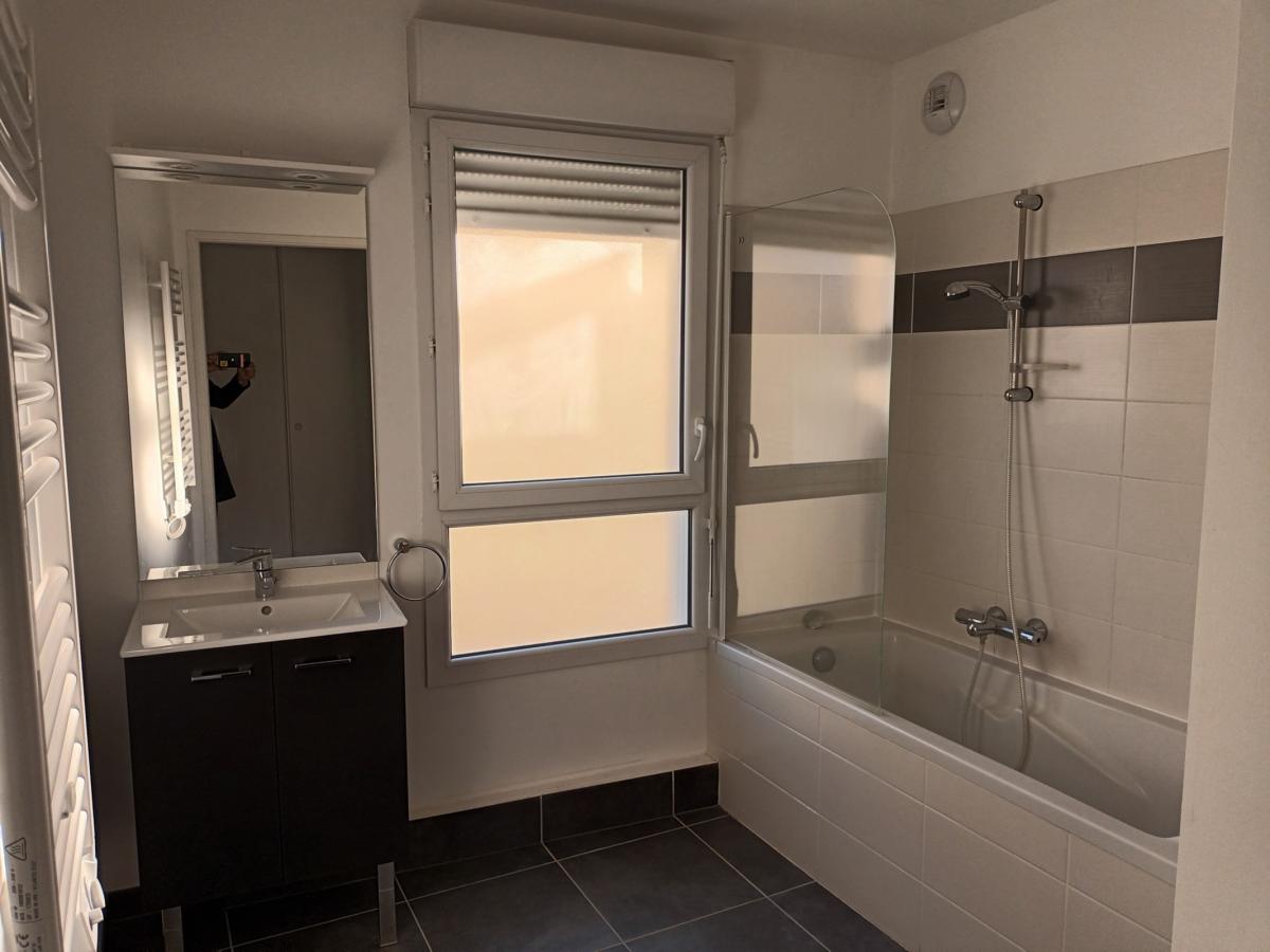 
																			3 pièces - 
																		4ème étage - 74m² - 1 200,40 € - Photo #1