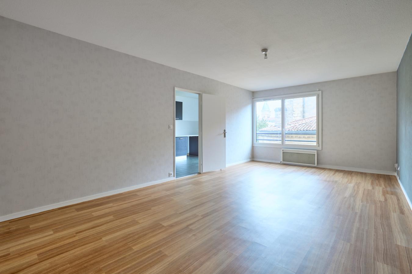 
																																							3 pièces - 
																																						3ème étage - 76m² - 1 202,01 € - Photo #1