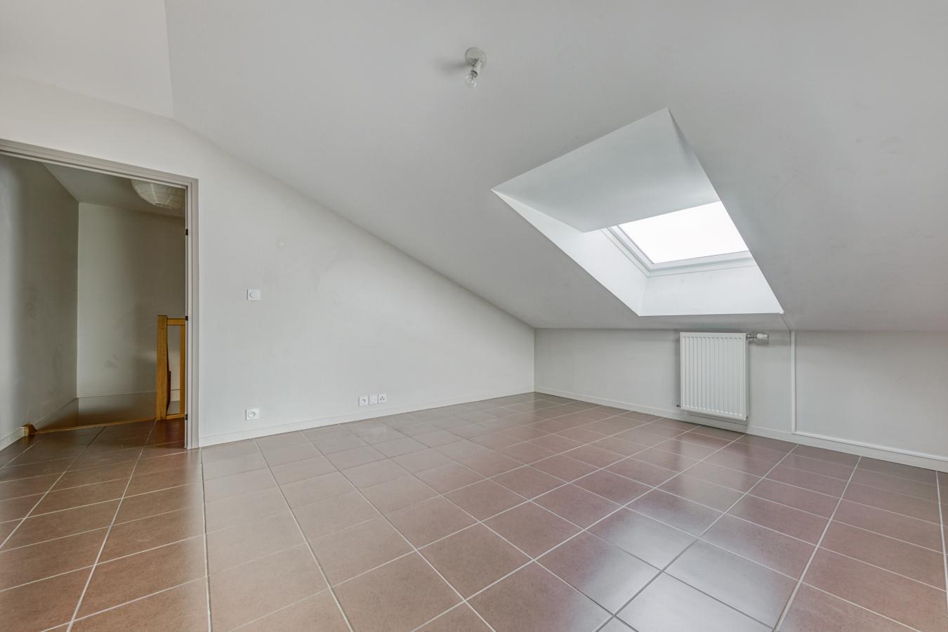 
																																							4 pièces - 
																																						1er étage - 85m² - 1 095,77 € - Photo #2