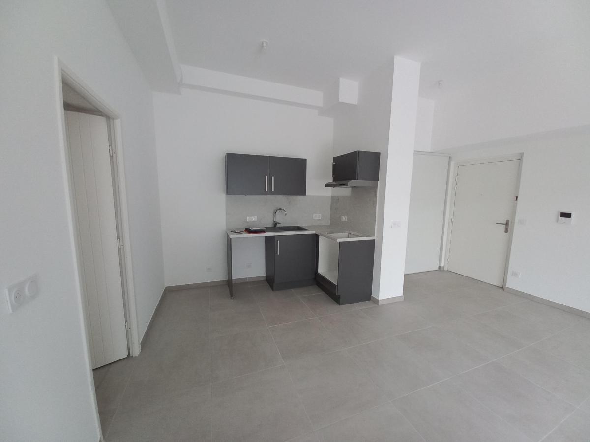 
																																							3 pièces - 
																																						RDC - 67m² - 1 762,43 € - Photo #3