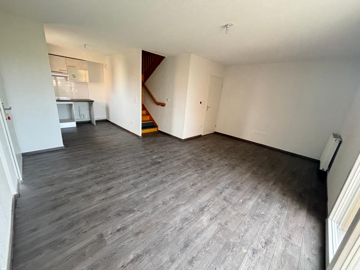 
																			4 pièces - 
																		1er étage - 80m² - 884,40 € - Photo #0