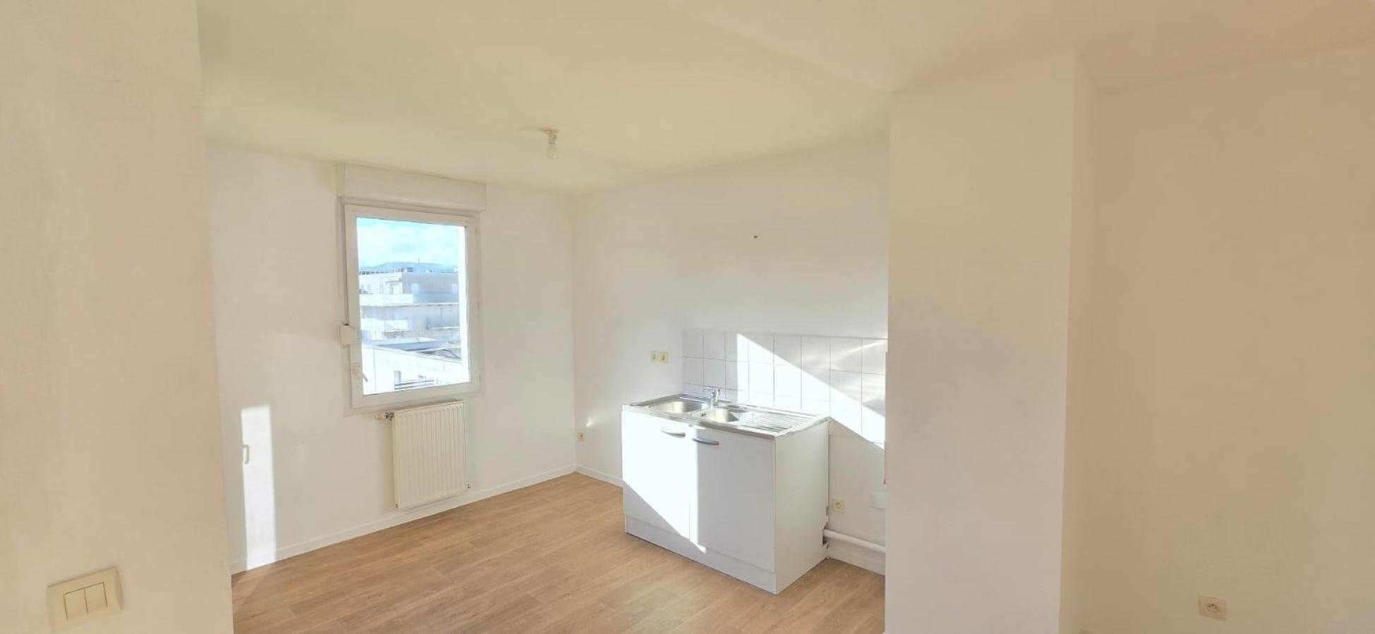 
																																							4 pièces - 
																																						5ème étage - 80m² - 1 002,81 € - Photo #2